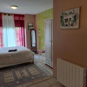 Postel nebo postele na pokoji v ubytování Chambre spatieuse avec grand lit.