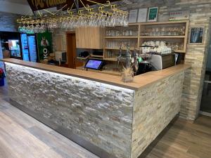 um bar num restaurante com uma parede de pedra em Guesthouse Pri Tonetu em Ptuj