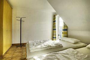 a bedroom with two beds and a window at Ostseehaus 2 in Zingst