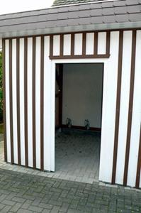an open garage with a white and brown at Hennig, Otti in Zingst