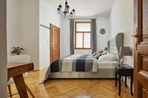 um quarto com uma cama e uma janela em Lavish Apartment in Old Town by Prague Days em Praga