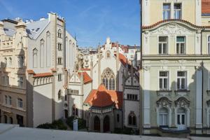 un grupo de edificios contiguos en Lavish Apartment in Old Town by Prague Days, en Praga