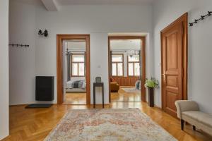 Posezení v ubytování Lavish Apartment in Old Town by Prague Days