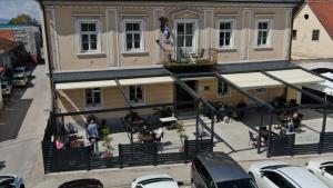 una vista aérea de un edificio con restaurante en Guesthouse Pri Tonetu en Ptuj