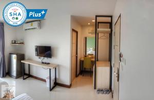 Louis' Runway View Hotel - SHA Extra Plus的电视和/或娱乐中心