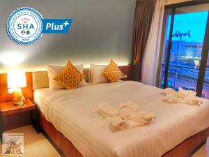 מיטה או מיטות בחדר ב-Louis' Runway View Hotel - SHA Extra Plus