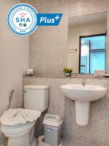 Bilik mandi di Louis' Runway View Hotel - SHA Extra Plus