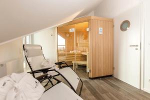 ノイシュタット・イン・ホルシュタインにあるancora Marina Haus 1 Penthouseの椅子とデスクが備わる客室です。