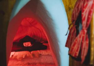 - une chambre rouge avec un lit dans une tente rouge dans l'établissement Village Igloo La Rosière, à La Rosière