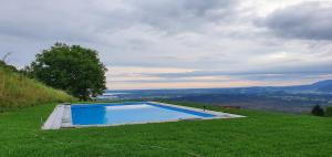 Bazén v ubytování Berghotel & Chalets Adersberg Chiemgau Card kostenfrei nebo v jeho okolí