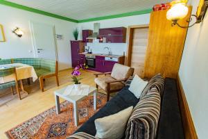 - un salon avec un canapé et une table dans l'établissement Soldanella 8 by Alpenidyll Apartments, à Ramsau am Dachstein