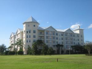 um grande edifício com um campo verde em frente em Monumental Hotel Orlando em Orlando