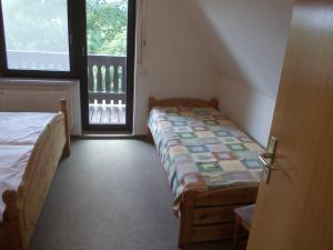 a small bedroom with a bed and a window at Finnhäuser am Vogelpark - Haus Brizi in Marlow