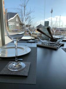 ハイリゲンハーフェンにあるOstsee - Maisonette - Appartement Nr 24 "24-Four-Seasons" im Strand Resortのワイングラス付きテーブル