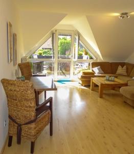 a living room with a table and a couch at Ferienwohnung Domblick Billerbeck in Billerbeck