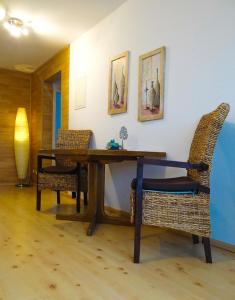 comedor con mesa y 2 sillas en Ferienwohnung Domblick Billerbeck, en Billerbeck