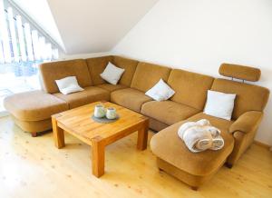 sala de estar con sofá y mesa de centro en Ferienwohnung Domblick Billerbeck, en Billerbeck