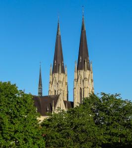 a cathedral with three spires on a blue sky at Ferienwohnung Domblick Billerbeck in Billerbeck