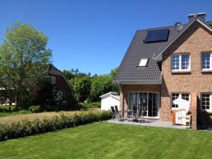 una casa con techo solar y patio en Dreamhus Wyk en Wyk auf Föhr