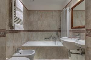 Koupelna v ubytování Hotel Borromeo