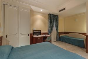 Postel nebo postele na pokoji v ubytování Hotel Borromeo
