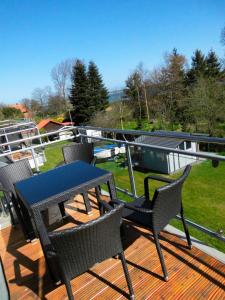 un patio con mesa y sillas en una terraza en LANDHAUS AM SUND im OG, en Heiligenhafen