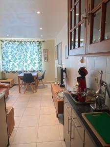 une cuisine avec une table et une salle à manger dans l'établissement Holiday Home Denolijfboom, au Coq 29 autres photos