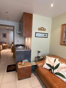 un salon avec un canapé et une cuisine dans l'établissement Holiday Home Denolijfboom, au Coq
