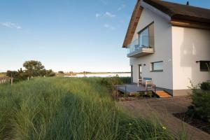 a house with a view of the ocean at Ostsee - Reetdachhaus Nr 40 "Utkiek" im Strand Resort in Heiligenhafen