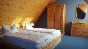 オストゼーバート・ゼリンにあるFerienhaus Kreß linksの木製の天井が特徴のベッドルーム1室(ベッド1台付)