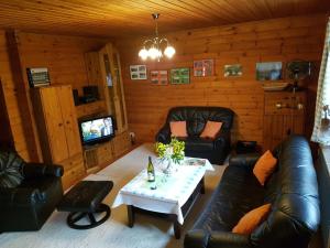 a living room with a couch and a table at Ferienwohnung Dehnsen in Amelinghausen