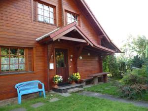 a wooden house with a bench in front of it at Ferienwohnung Dehnsen in Amelinghausen