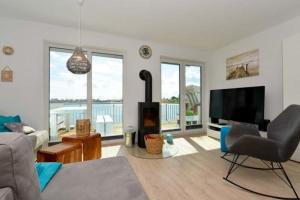a living room with a fireplace and a television at Marina Villa in Kappeln