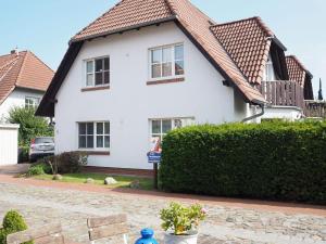 a white house with a red roof at Kranichrast 1 Whg 2 in Zingst