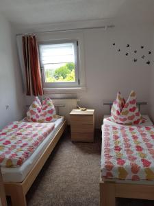 מיטה או מיטות בחדר ב-Ferienwohnung "Am Vaterlandsgrubenweg" - a57586