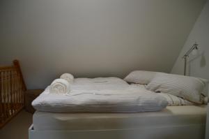 a unmade bed in a corner of a room at Ley in Dunsum