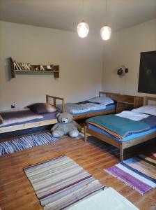 En eller flere senger på et rom på Bakancstanya