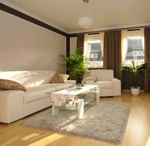 uma sala de estar com um sofá branco e uma mesa de centro em Deluxe Apartments Bremen Typ C em Bremen