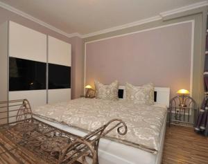 1 dormitorio con 1 cama grande y 2 ventanas en Deluxe Apartments Bremen Typ C en Bremen