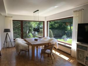 Wolfshagen的住宿－Haus Carlotta，一间带桌椅和大窗户的用餐室