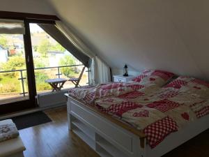 een slaapkamer met een bed en een groot raam bij Haus Carlotta in Wolfshagen