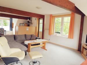 ein Wohnzimmer mit einem Sofa und einem Tisch in der Unterkunft Seerose - 2092 in Bünsdorf