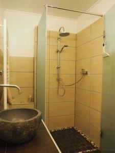 プレローにあるFeWo Weststrandのバスルーム(シャワー、大きな石造りのバスタブ付)
