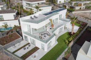 Tejina de IsoraにあるKARAT Villa Abamaのプール付きの家の航空写真