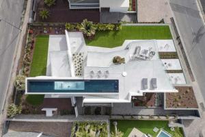 een luchtzicht op een huis met een zwembad bij KARAT Villa Abama - DAILY MAID SERVICE in Tejina de Isora
