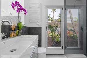 Tejina de IsoraにあるKARAT Villa Abamaの洗面台と窓のある白いバスルーム +42枚の写真