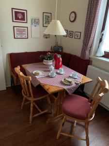 einen Esstisch mit einem roten und weißen Tischtuch in der Unterkunft Haus Boy Jensen "Sonnenplatz" in Wenningstedt-Braderup