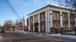 un edificio al lado de una calle en Milyutinsky Hotel, en Cherepovets