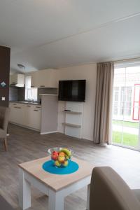 een woonkamer met een fruitschaal op een tafel bij Chalet bis 5 Personen ohne Hund - a17099 in Norden