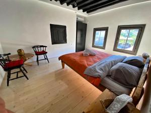 ein Schlafzimmer mit einem Bett und einem Tisch und Stühlen in der Unterkunft House of Sokolovi Kratovo in Kratovo